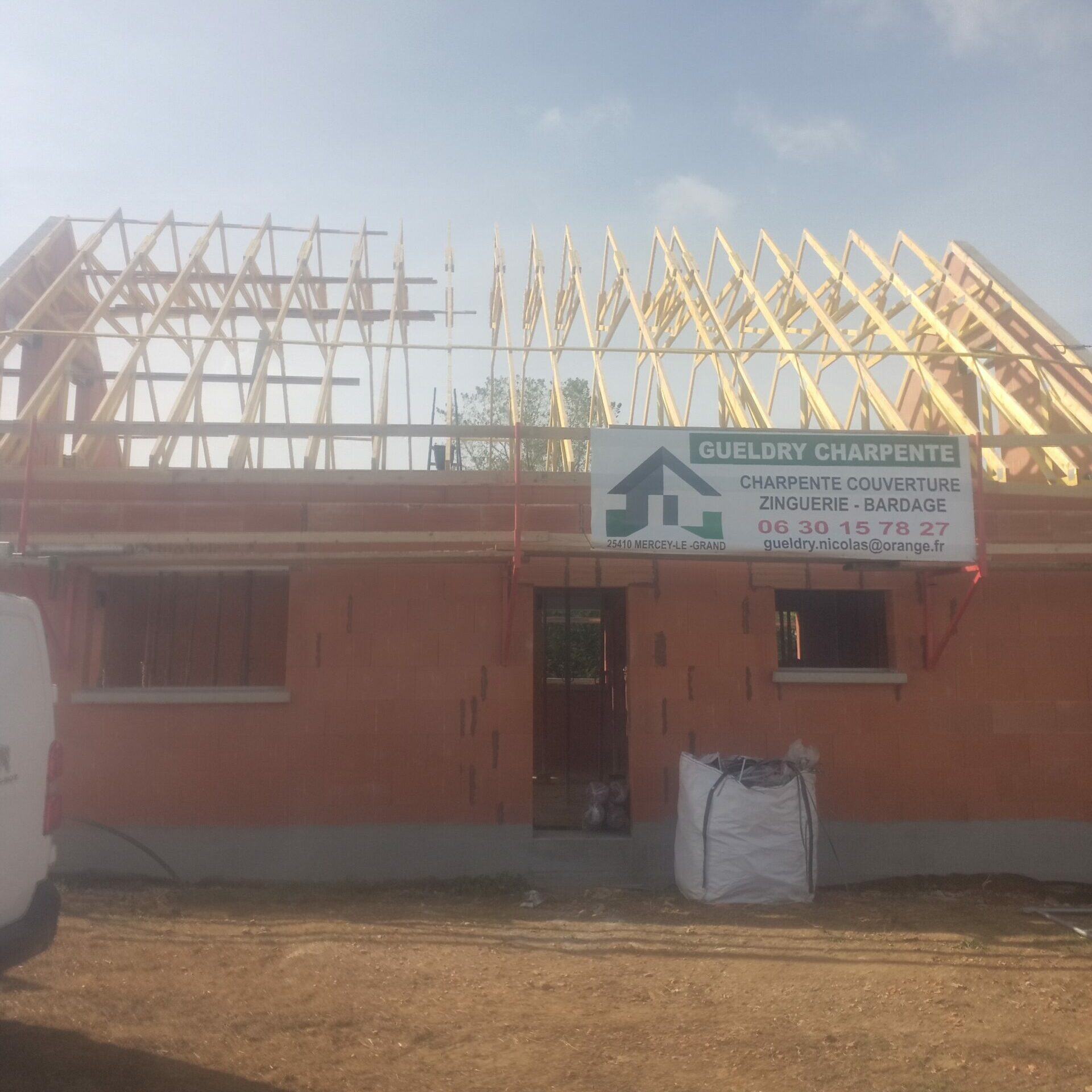 Maison en construction avec pose de charpente en bois neuf à Mercey-le-Grand